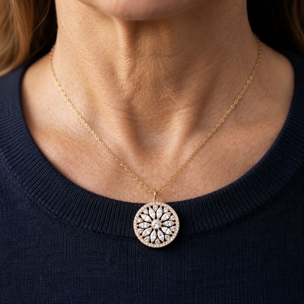 Rosace Fleurie | Collier doré avec pendentif rond et pierres claires – Vue 02