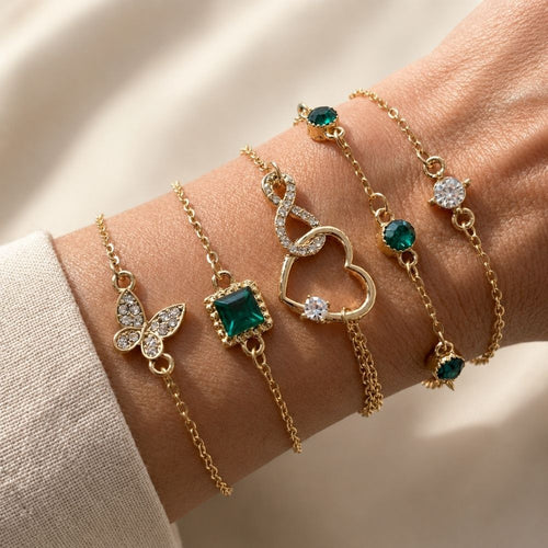 Cœurs Superposés | Ensemble de cinq bracelets dorés avec pierres vertes et claires – Vue 01