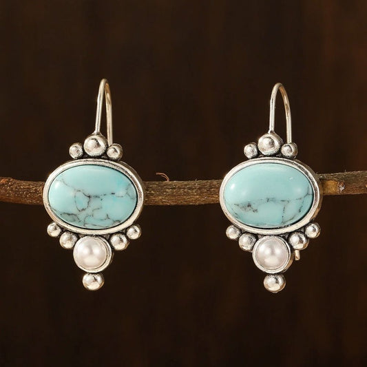 Lumière Côtière | Boucles d'oreilles argentées avec pierre turquoise et détail blanc – Vue 01
