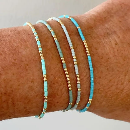 Brise du Large | Ensemble de bracelets fins dans des tons turquoise et vert menthe – Vue 01