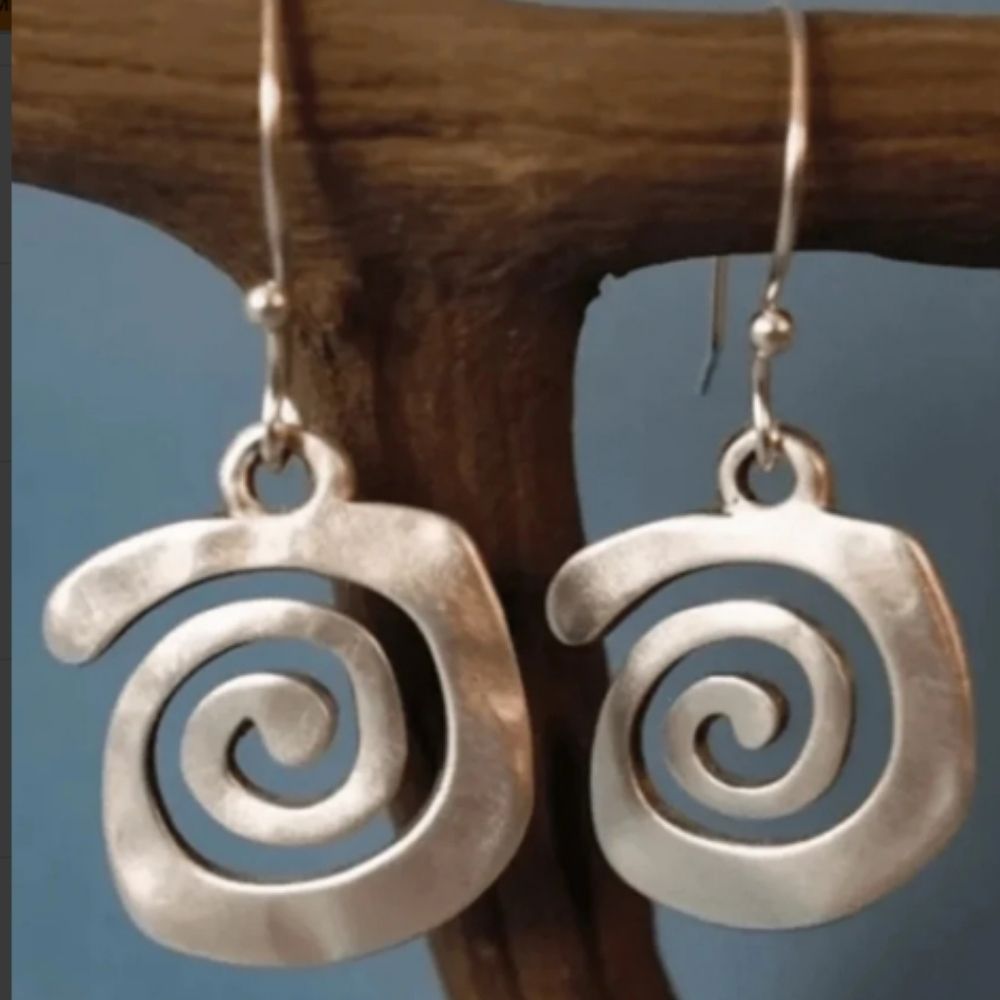 Carré Spirale | Grandes boucles d'oreilles argentées à motif de spirale – Vue 01