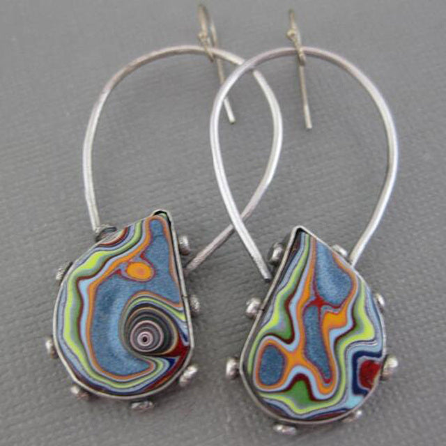 Goutte Tourbillon | Boucles d'oreilles argentées à motif de tourbillon coloré – Vue 01