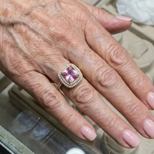 Halo Rose | Bague dorée avec pierre rose carrée – Vue 01