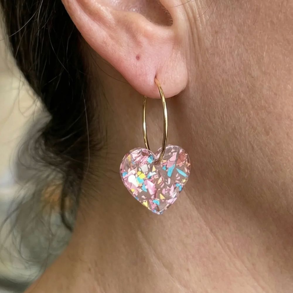 Confettis de Cœurs | Créoles dorées avec cœur rose – Vue 01