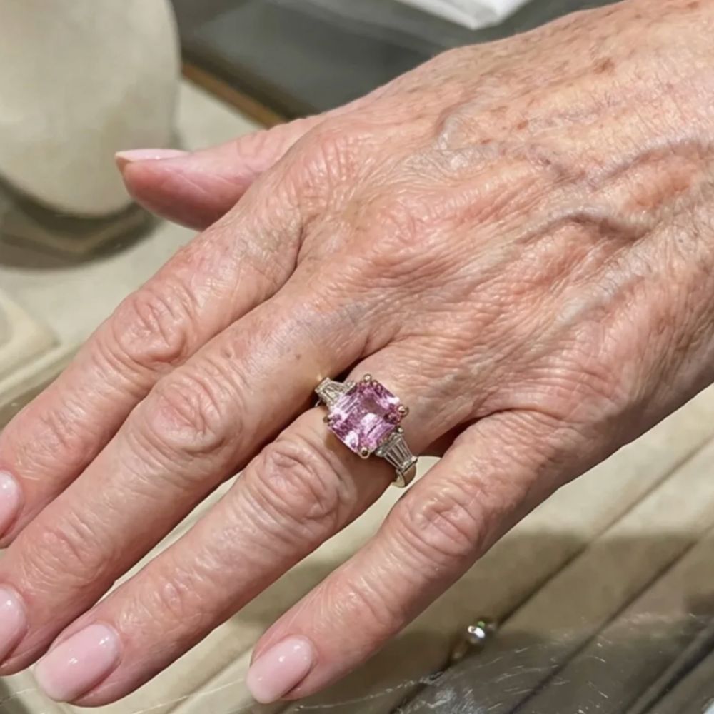 Lame Rose | Bague argentée avec pierre rose allongée – Vue 01