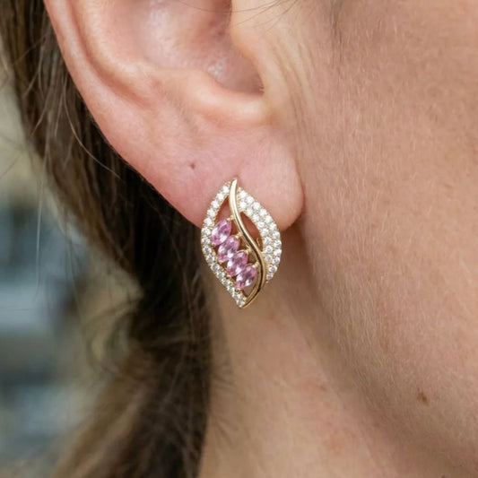 Feuille Rose | Puces d'oreilles dorées avec pierres roses – Vue 01