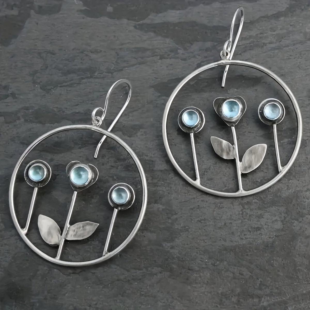 Cercle Fleuri | Boucles d'oreilles rondes avec fleurs et pierre bleue – Vue 01