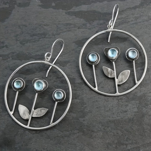 Cercle Fleuri | Boucles d'oreilles rondes avec fleurs et pierre bleue – Vue 01