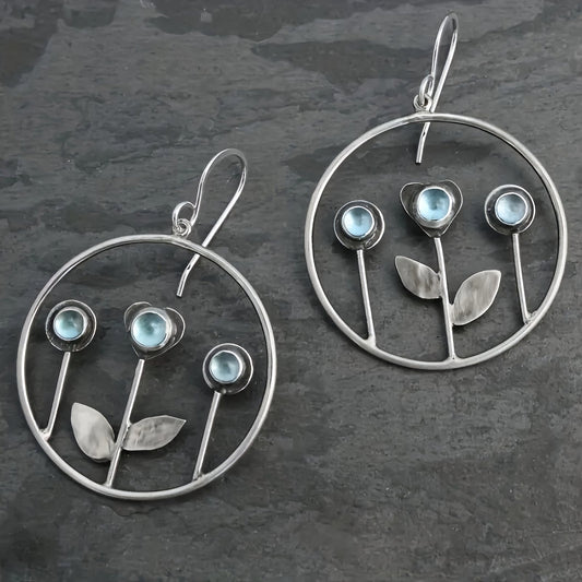 Cercle Fleuri | Boucles d'oreilles rondes avec fleurs et pierre bleue – Vue 01