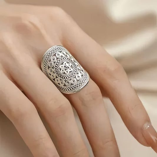 Dôme Filigrane | Bague large argentée à motif ajouré – Vue 01