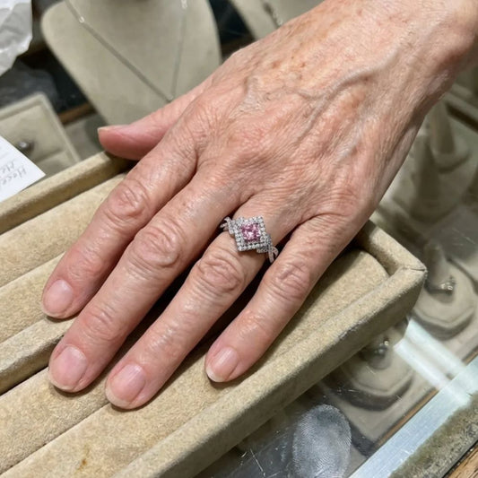 Carré Rose | Bague argentée avec pierre rose carrée – Vue 01