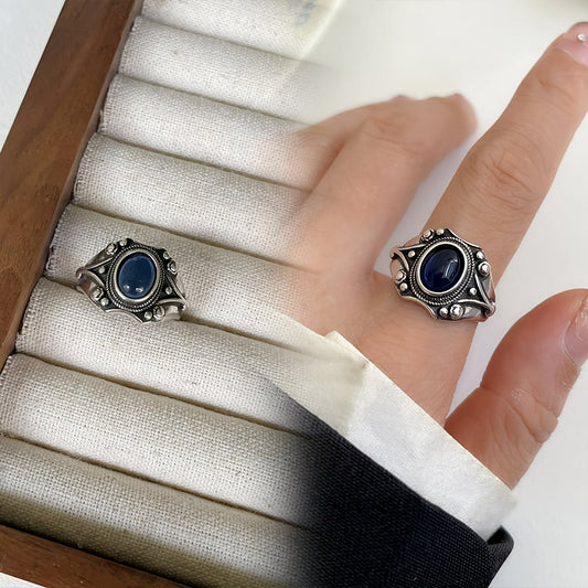 Ovale Nocturne | Bague argentée avec pierre ovale bleu foncé et bordure torsadée – Vue 01