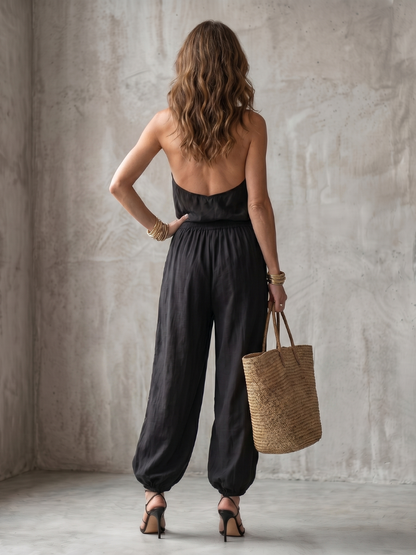 Femme portant un ensemble deux pièces avec top dos-nu drapé et pantalon large, coloris noir