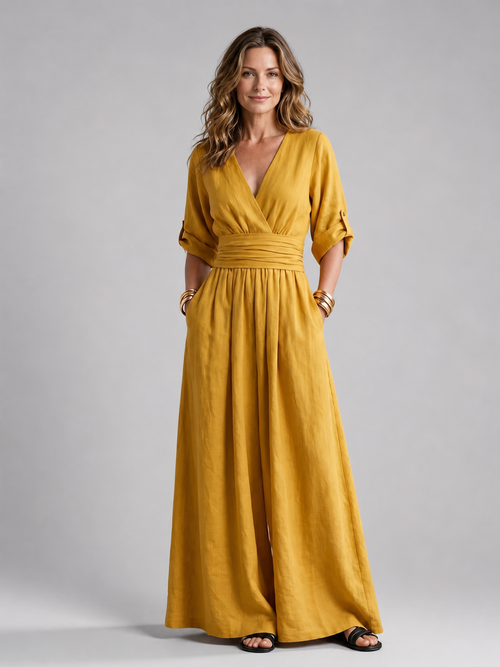 Femme portant une combinaison à haut croisé et jambes larges, coloris jaune