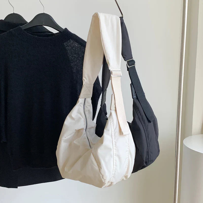 Sac bandoulière Nylon Souple crème porté à l'épaule