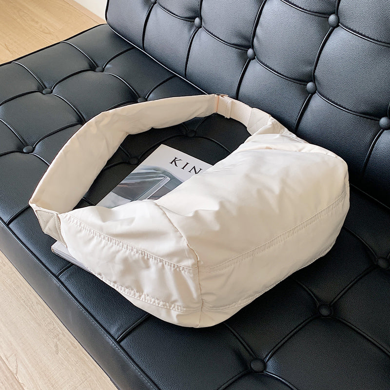 Sac bandoulière Nylon Souple crème en situation