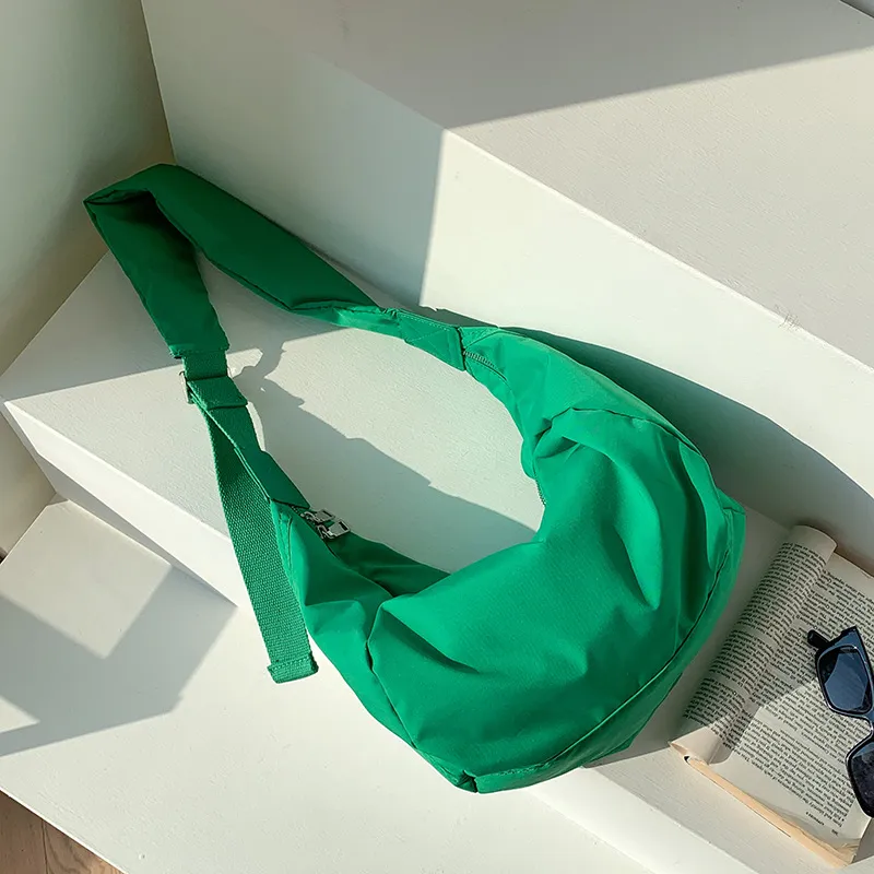Sac bandoulière Nylon Souple vert vu de trois quarts