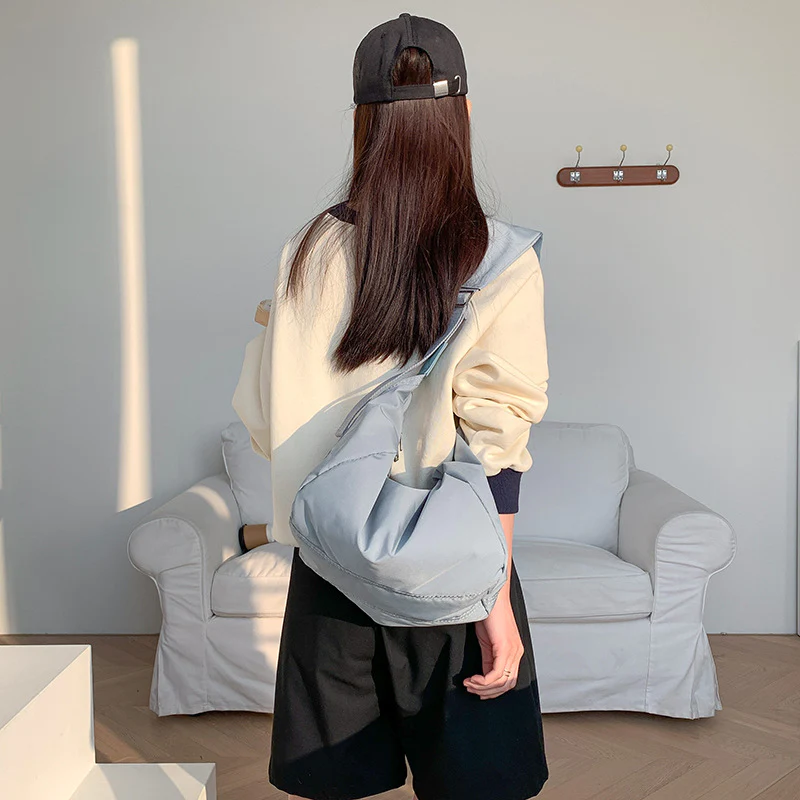 Sac bandoulière Nylon Souple bleu clair vu de trois quarts