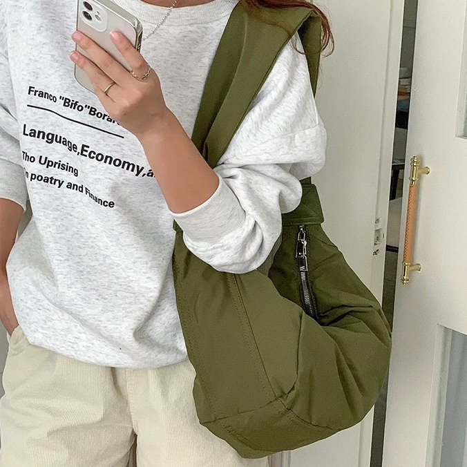Sac bandoulière Nylon Souple olive vu de trois quarts