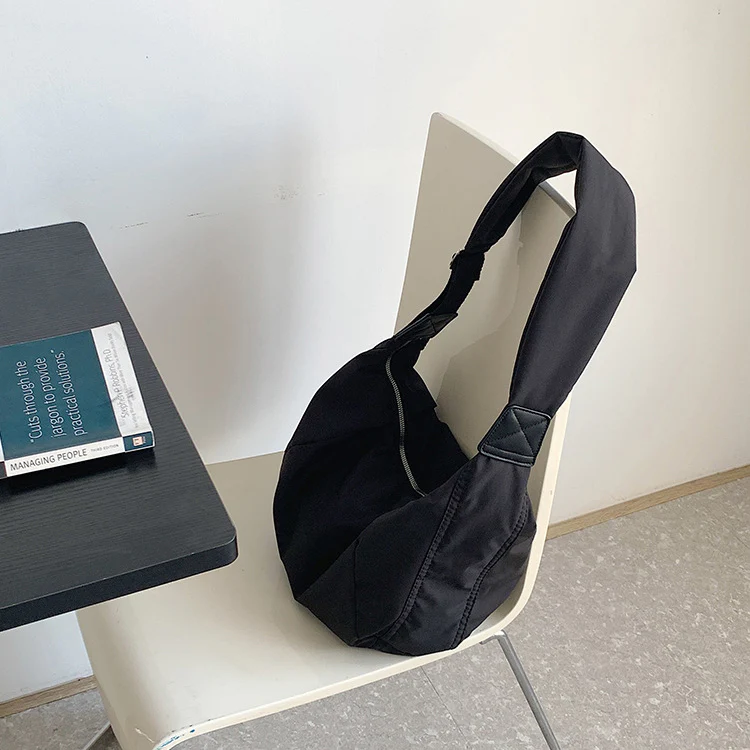 Sac bandoulière Nylon Souple noir porté à l'épaule