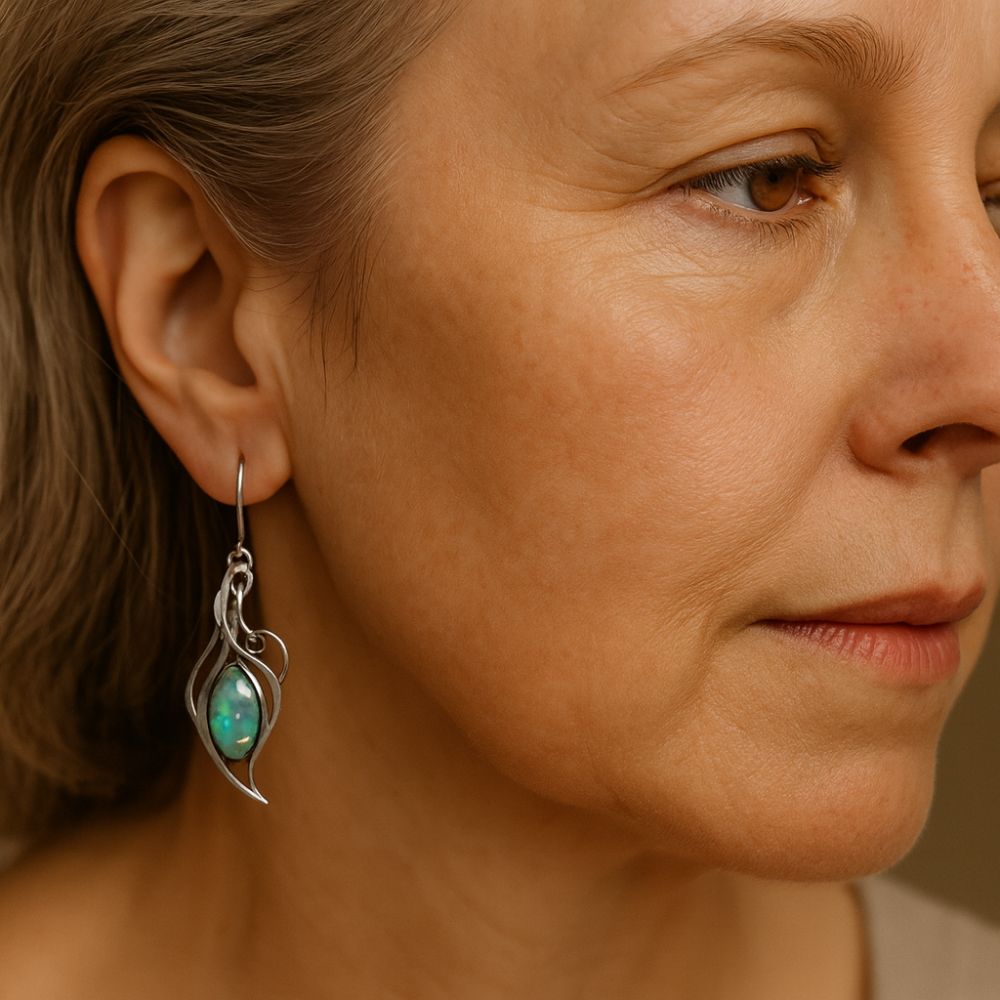 Vague Bleue | Boucles d'oreilles argentées avec détail bleu aux reflets opalins – Vue 02