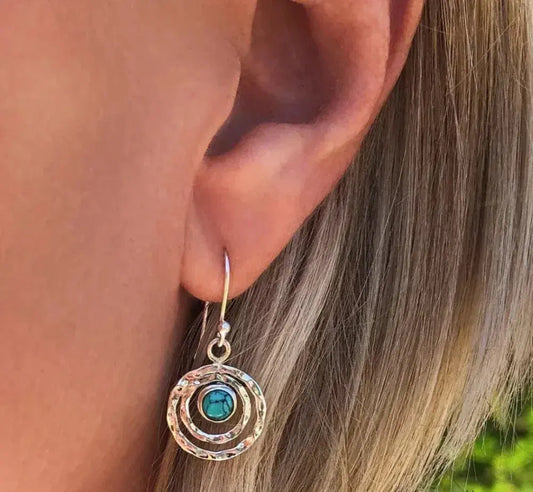 Saturne | Boucles d'oreilles bohème avec pierre turquoise – Vue 01