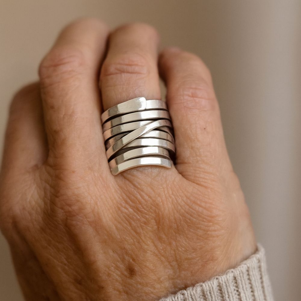 Tresse Spirale | Bague large argentée au design enroulé – Vue 02