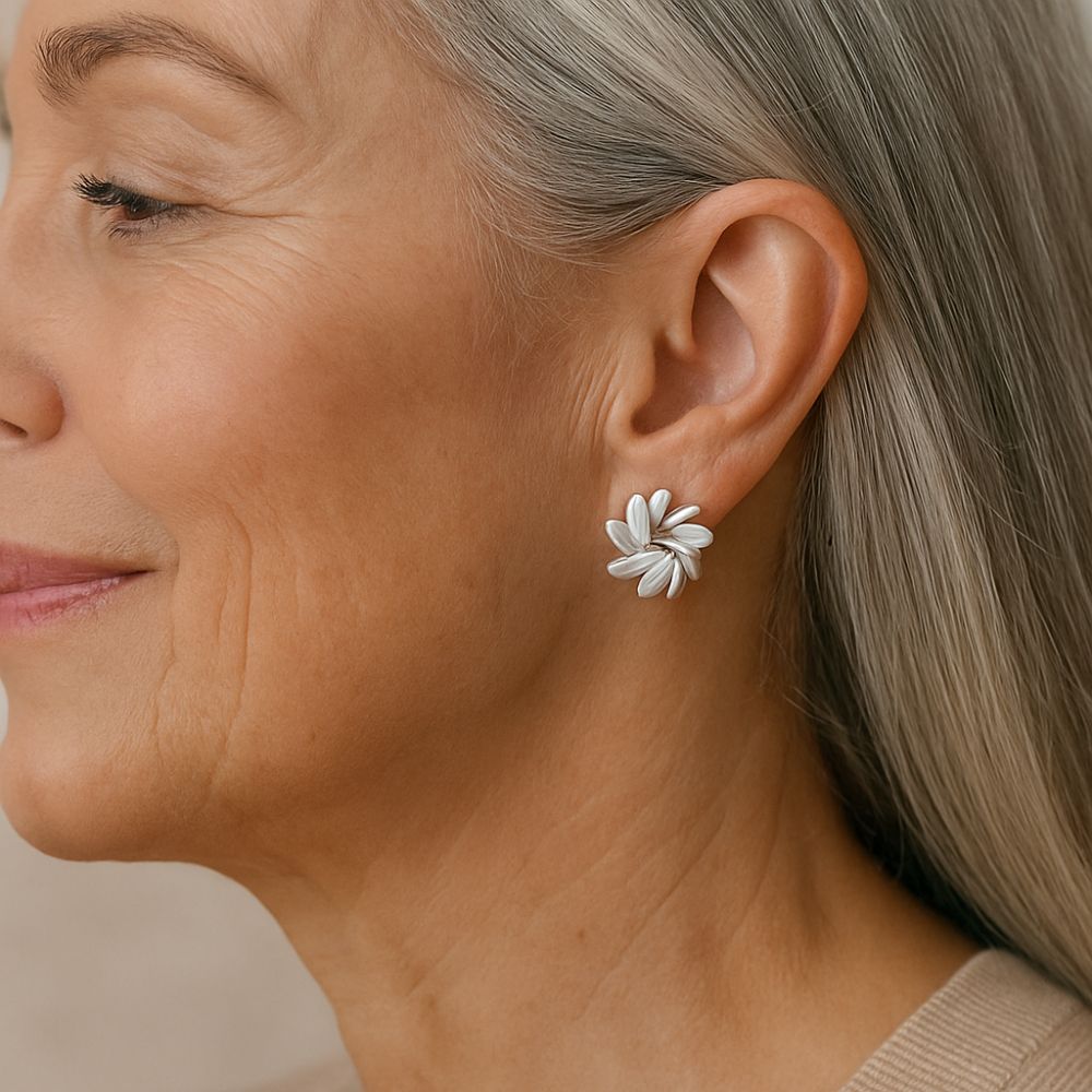Bouton Floral | Boucles d'oreilles fleurs avec pétales blanc laiteux – Vue 02