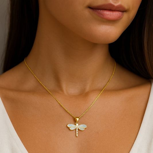 Pendentif Libellule | Collier avec détail clair aux reflets opalins – Vue 01