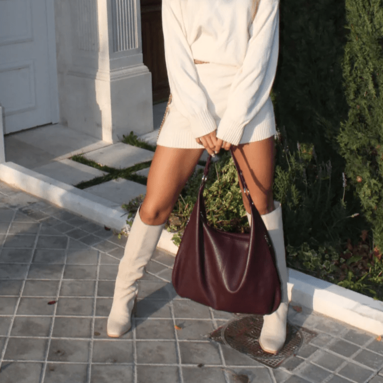 Sac hobo Cassie bordeaux porté à l'épaule