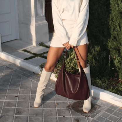 Sac hobo Cassie bordeaux porté à l'épaule