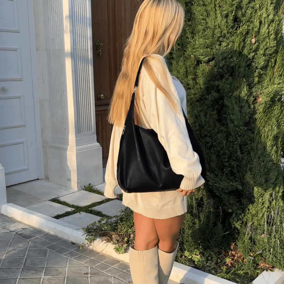 Sac hobo Cassie noir porté à l'épaule