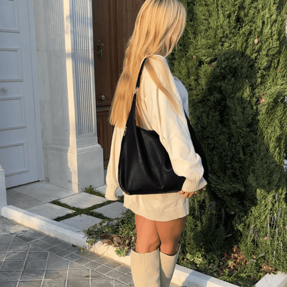 Sac hobo Cassie noir porté à l'épaule