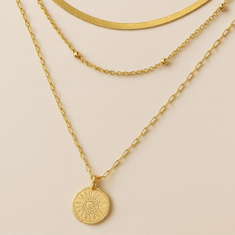 Agnès | Collier doré à trois rangs avec pendentif rond – Vue 02