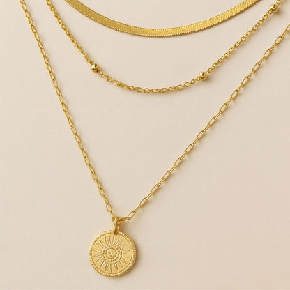 Agnès | Collier doré à trois rangs avec pendentif rond – Vue 02