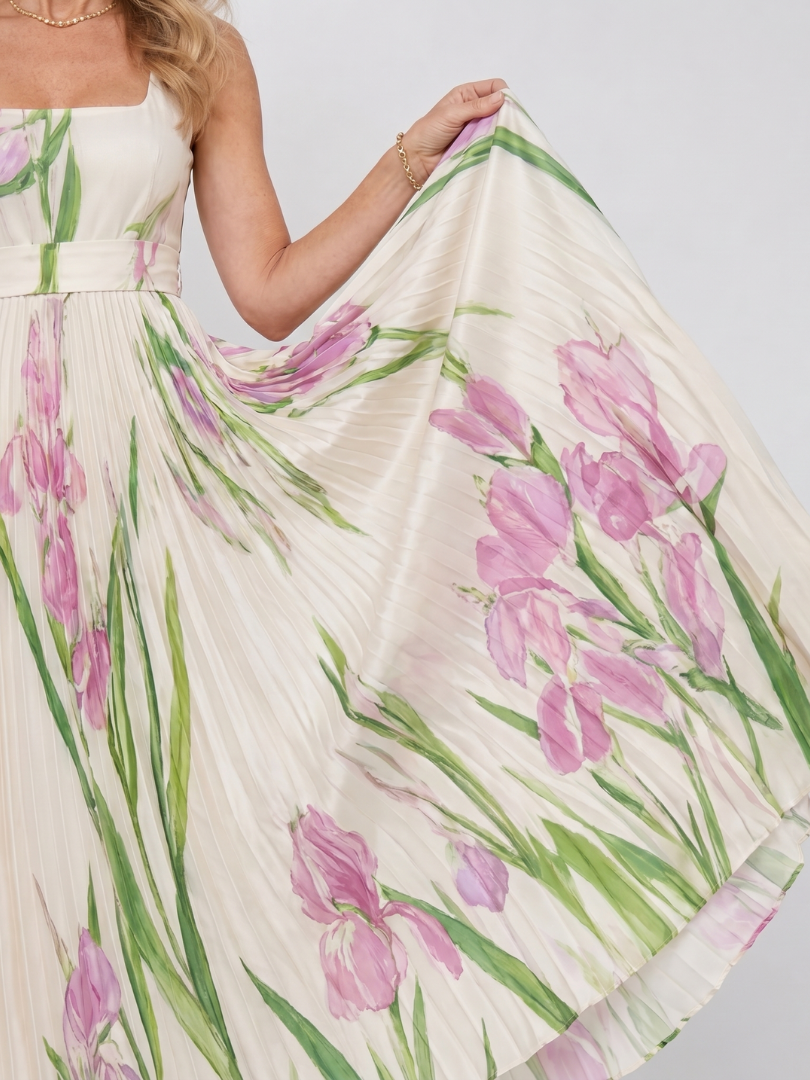 Georgette — Robe longue plissée à encolure carrée