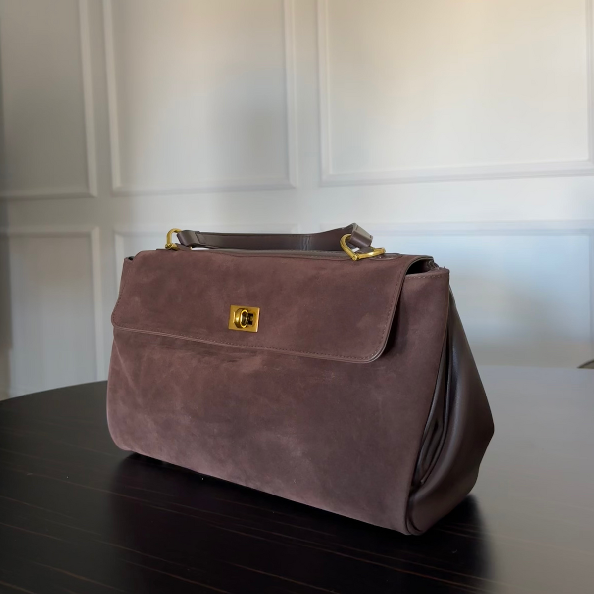 Sac porté épaule Ciara en cuir véritable brun foncé, photo détail