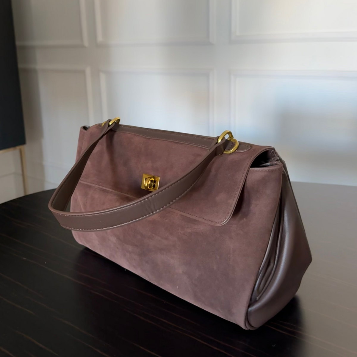 Sac porté épaule Ciara en cuir véritable brun foncé vu de trois quarts