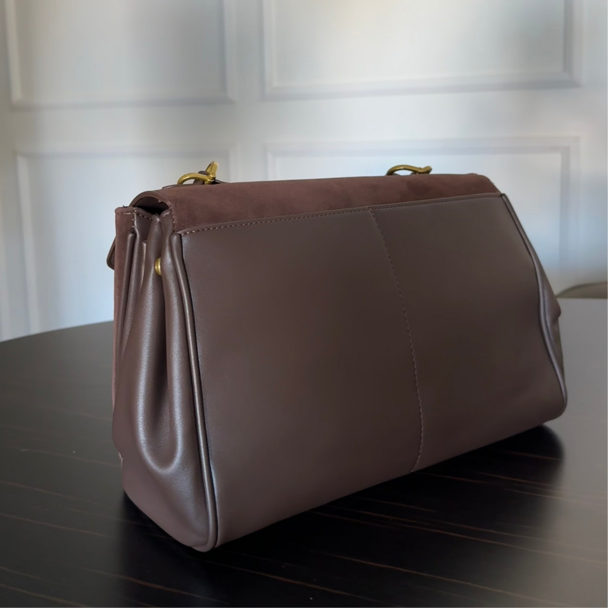 Sac porté épaule Ciara en cuir véritable brun foncé porté à l'épaule