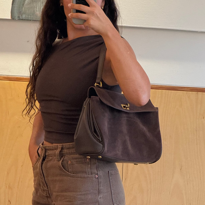 Sac porté épaule Ciara en cuir véritable brun foncé en situation