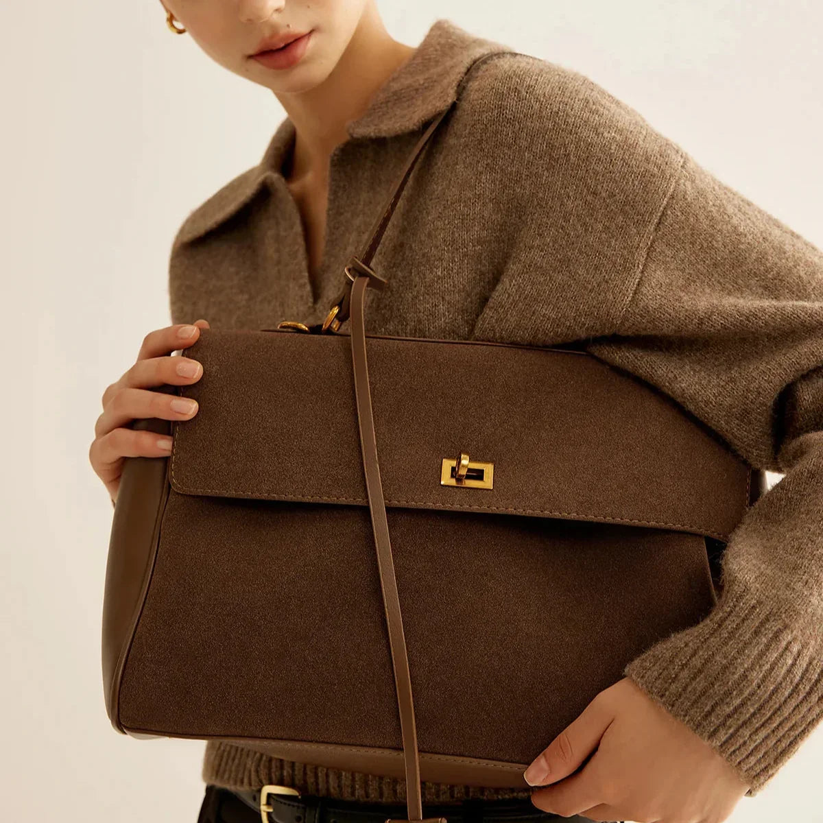 Sac en daim Ciara Premium brun porté à l'épaule