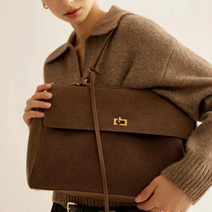 Sac en daim Ciara Premium brun porté à l'épaule