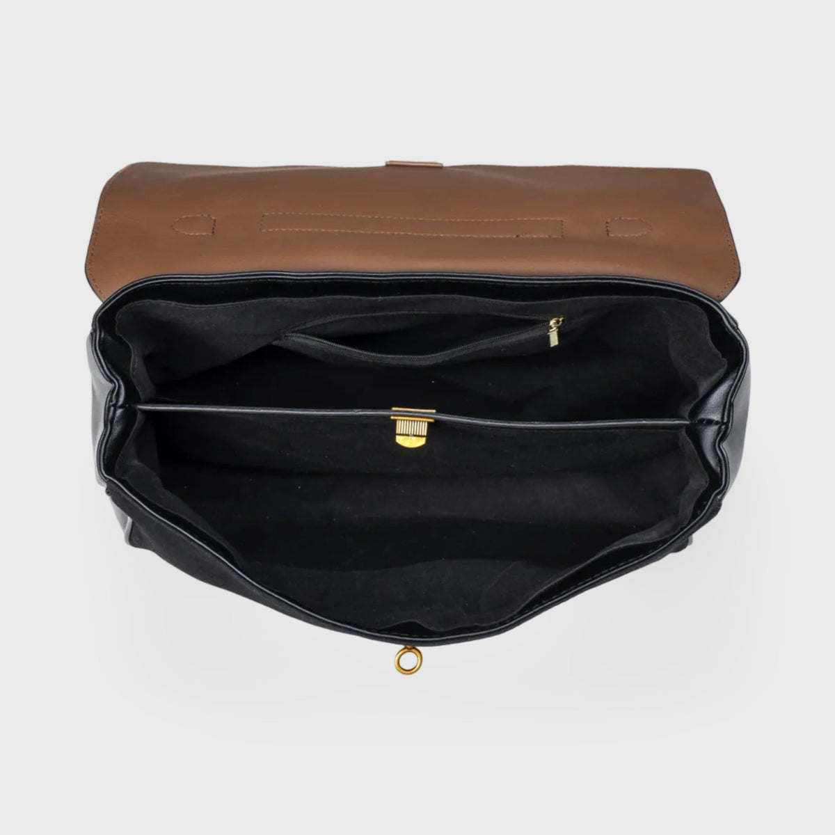 Sac en daim Ciara Premium noir porté à l'épaule