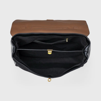 Sac en daim Ciara Premium noir porté à l'épaule