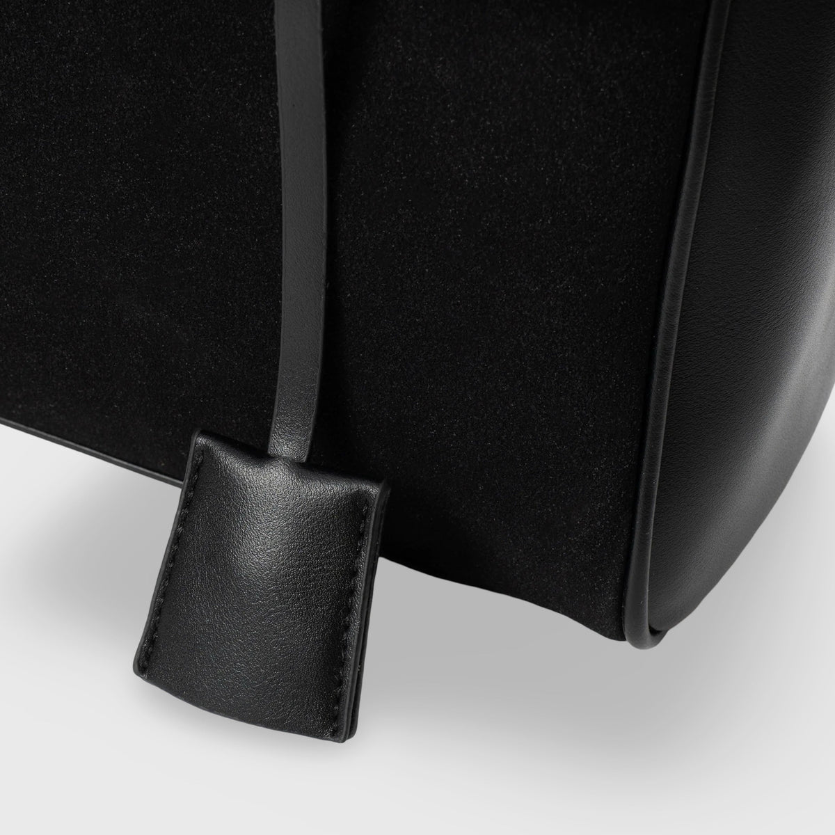 Sac en daim Ciara Premium noir en situation