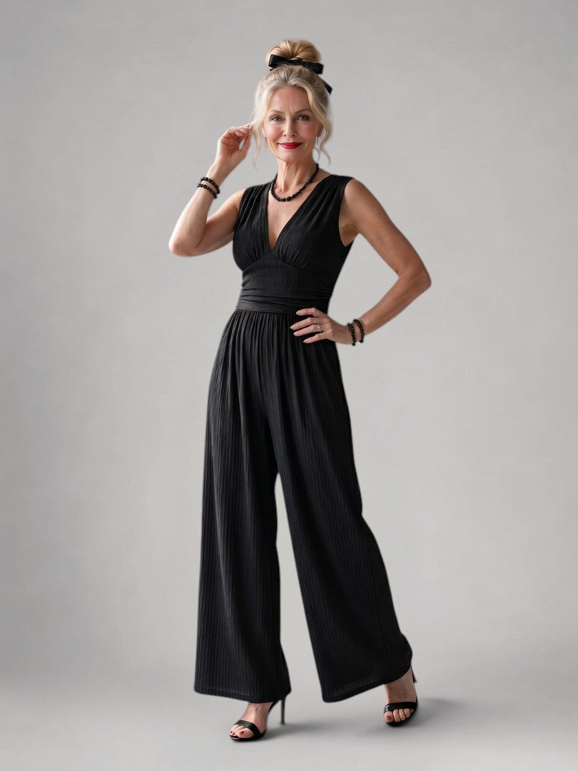 Femme portant une combinaison à col V profond et jambes larges, coloris noir