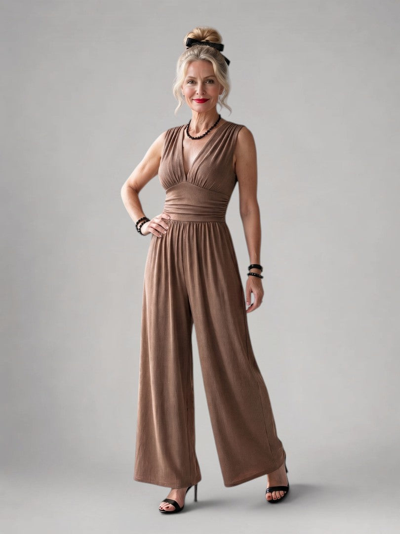 Femme portant une combinaison à col V profond et jambes larges, coloris marron