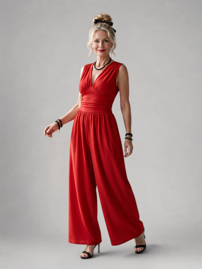Femme portant une combinaison à col V profond et jambes larges, coloris rouge