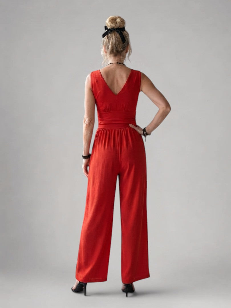 Femme portant une combinaison à col V profond et jambes larges, coloris rouge