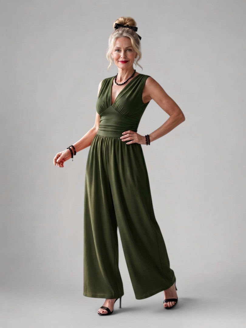 Femme portant une combinaison à col V profond et jambes larges, coloris vert